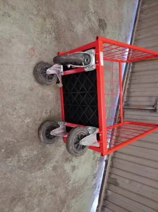 Carro de transporte rojo con ruedas