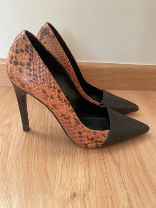 Zapatos de tacón serpiente marrones y negros