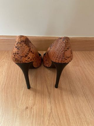 Zapatos de tacón serpiente marrones y negros