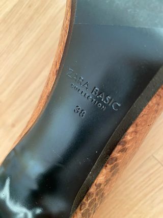 Zapatos de tacón serpiente marrones y negros