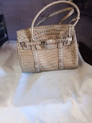 Bolso de mano con textura de cocodrilo