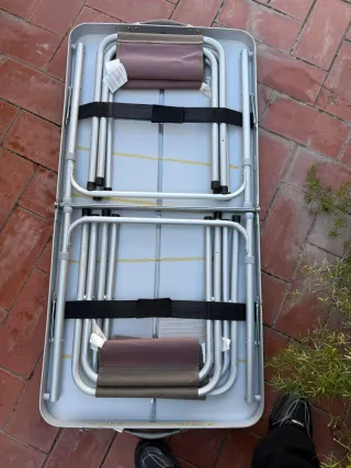 Mesa plegable familiar ligera y práctica