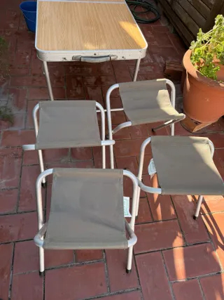 Mesa plegable familiar ligera y práctica