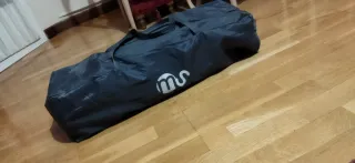 Cuna de viaje plegable convertida en zona de juego