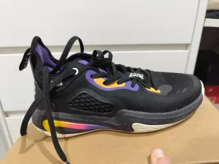 Zapatillas Baloncesto Negras y Moradas