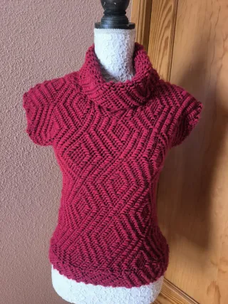 Jersey de punto rojo con cuello alto