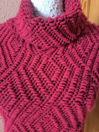 Jersey de punto rojo con cuello alto