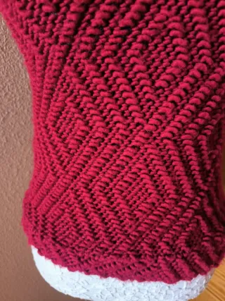 Jersey de punto rojo con cuello alto