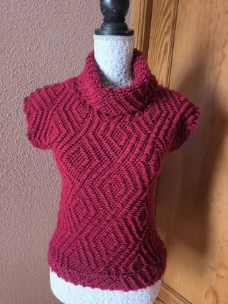 Jersey de punto rojo con cuello alto