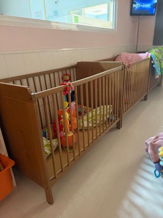 Cuna de bebé de madera