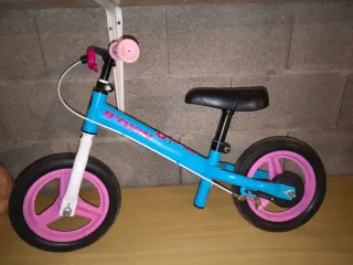 Bicicleta sin pedales azul y rosa btwin