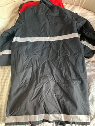 Chaquetón largo ignífugo negro y naranja