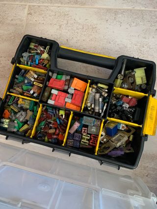 Caja de fusibles y herramientas