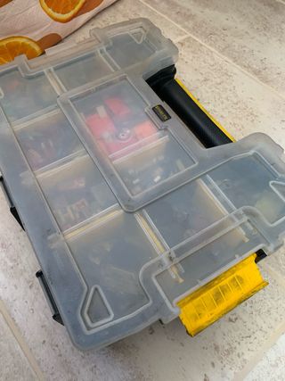 Caja de fusibles y herramientas
