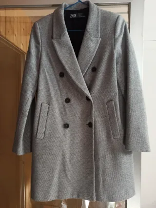 Abrigo jaspeado gris, con botonadura cruzada