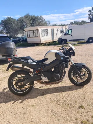 BMW F800R Naked Negra y Blanca