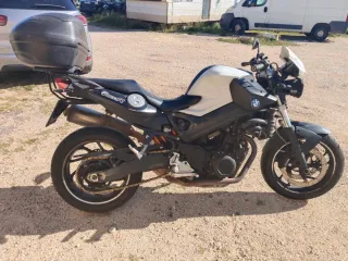 BMW F800R Naked Negra y Blanca