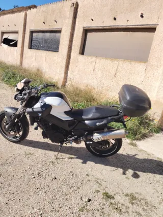 BMW F800R Naked Negra y Blanca