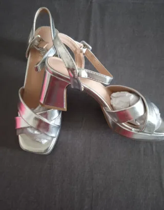 Zapatos de tacón plateados