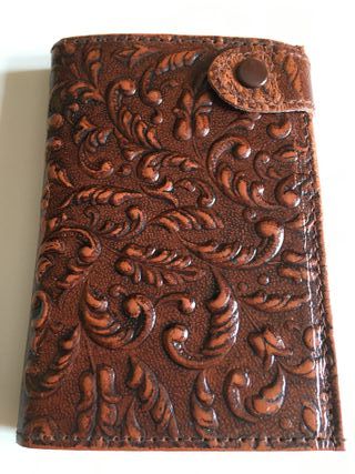 Cartera de cuero con relieves