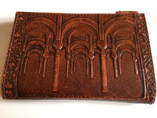 Cartera de cuero con relieves