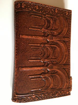 Cartera de cuero con relieves