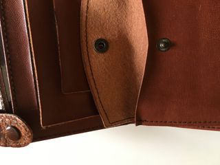 Cartera de cuero con relieves