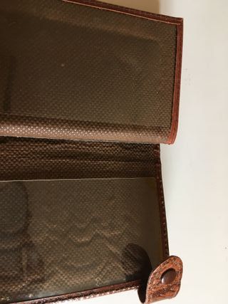 Cartera de cuero con relieves