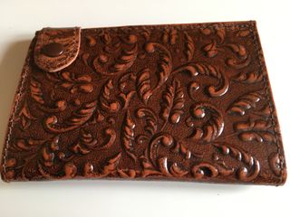 Cartera de cuero con relieves