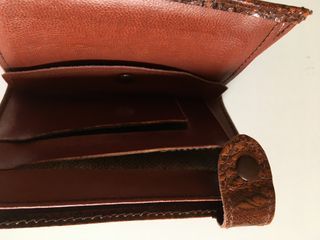 Cartera de cuero con relieves