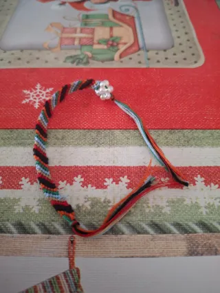 Pulsera tejida multicolor con abalorios
