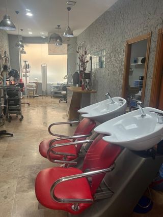Local con licencia para peluqueria y estetica