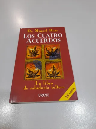Los Cuatro Acuerdos: Un Libro de Sabiduria Tolteca
