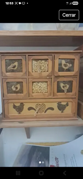 Armario cajonero de madera y cristal