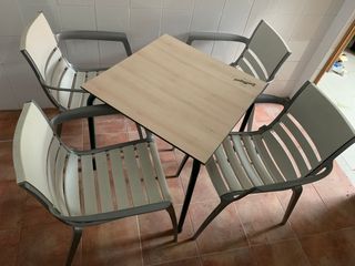 LOTE 4 SILLAS Y MESA DE TERRAZA PUBLICITARIA SAN M
