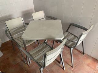 LOTE 4 SILLAS Y MESA DE TERRAZA PUBLICITARIA SAN M