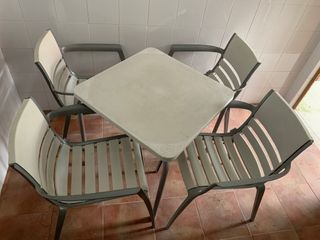 LOTE 4 SILLAS Y MESA DE TERRAZA PUBLICITARIA SAN M