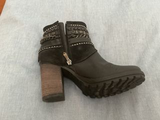 Botas de piel negras con adornos