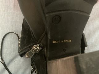 Botas de piel negras con adornos