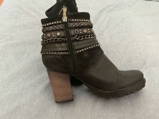 Botas de piel negras con adornos