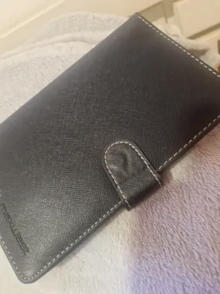 Teclado con funda y apoya. Puede tener lápiz digit