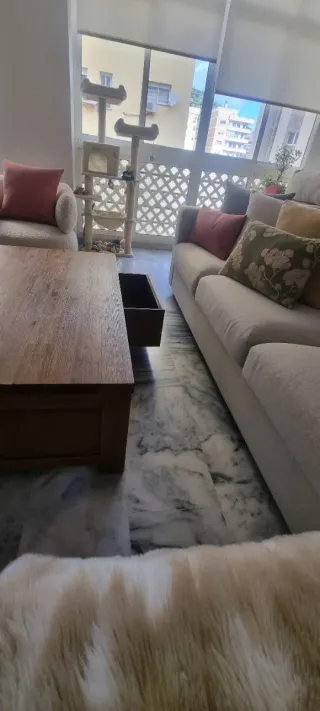 Mesa de centro de madera y mármol