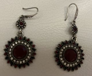 Pendientes plateados con piedras granates