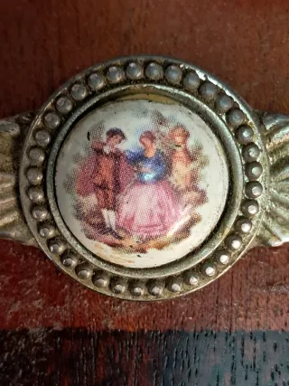 Pomo antiguo con escena de pareja