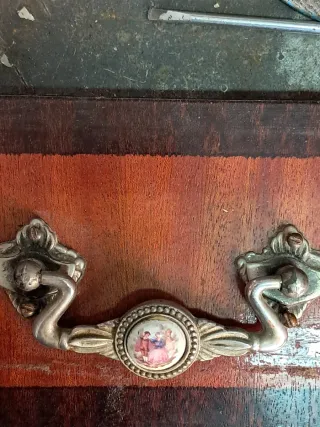 Pomo antiguo con escena de pareja