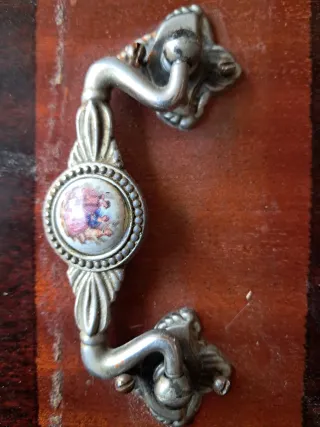 Pomo antiguo con escena de pareja