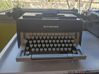 Máquina de escribir Olivetti Linea 98