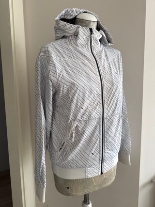 Chaqueta Bomber Volcom Rayas Negras y Blancas.