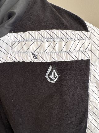 Chaqueta Bomber Volcom Rayas Negras y Blancas.