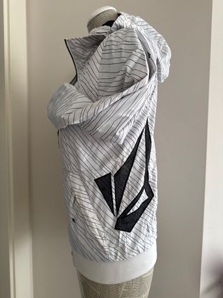 Chaqueta Bomber Volcom Rayas Negras y Blancas.